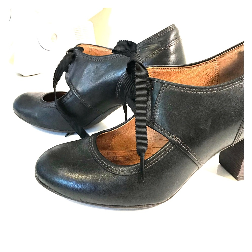 Clark’s indigo black leather lace up heel, size 8